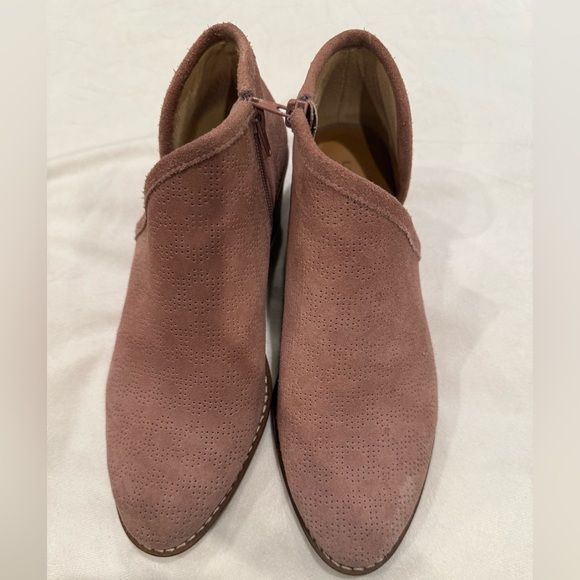 Lucky Brand Suede Leather Pink Ankle Heeled Booties with Cut Out Size 8.5 - Picture 1 of 9